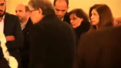 انهيار نجلي الفنانة نادية رفيق أثناء تشييع جثمانها | فيديو