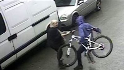 عجوز تلقن لص درساً قاسياً بعدما حاول أن يبيعها دراجة مسروقة| فيديو