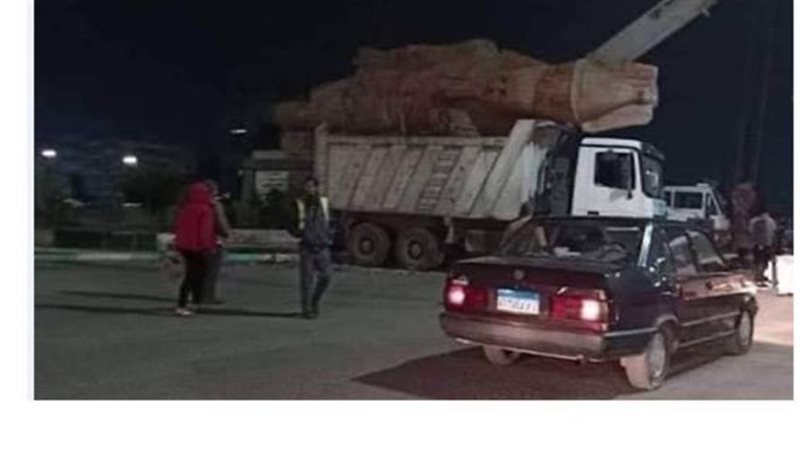 نقل تمثال مقلد للملك