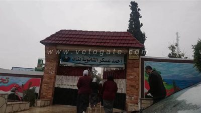 تحت الامطار.. طلاب شمال سيناء يواصلون أداء الامتحان| صور