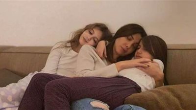 نانسي عجرم تنشر صورة رفقة بناتها: 