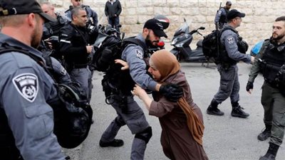 إسرائيل تعتقل فلسطينية بالقدس بزعم تنفيذ عملية طعن (فيديو)
