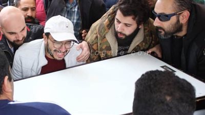 انهيار حسام داغر خلال تشييع جثمان والدته في الشيخ زايد| صور