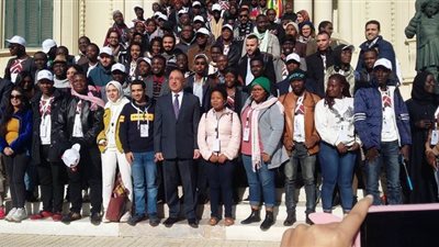 الدفعة الثالثة من البرنامج الرئاسي لتأهيل الشباب الأفريقي للقيادة تزور الأهرامات