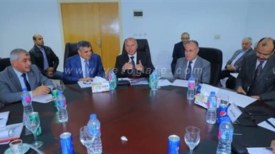 وزير النقل ورئيس هيئة قناة السويس في جولة بميناء الإسكندرية | صور