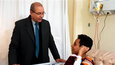 وكيل تعليم بورسعيد يزور طالبا يمتحن في مستشفى