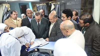 محافظ كفرالشيخ يتفقد الحضانات والغسيل الكلوي بالمستشفي العام