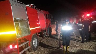 المطافي غرزت في الطين قبل ما توصل.. حريق هائل يلتهم محتويات منزل بالغربية | صور