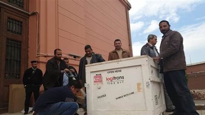 لحظة تغليف ونقل بعض القطع الأثرية من المتحف المصري بالتحرير| صور