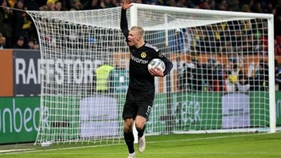 هالاند يقود دورتموند للفوز على أوجسبورج في مشاركته الأولي