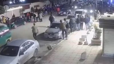 لحظة اقتحام سيارة ملاكي لمقهى وإصابة عدد من الأشخاص في المنوفية | فيديو