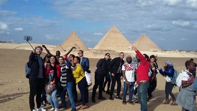 10 صور ترصد زيارة الدفعة الثالثة من برنامج تأهيل الشباب الأفريقي للقيادة إلى الأهرامات  