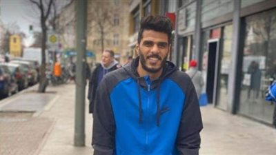 عماد فتحي يبدأ برنامج المشي بشوارع برلين بعد إجراء الرباط الصليبي