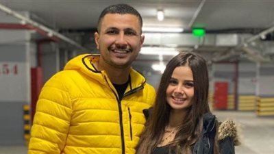 مصدر يكشف سر علاقة منة عرفة وعلي غزلان