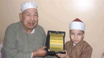 ردا على شائعة وفاته.. الشيخ الطبلاوي يكرم الداعية الصغير عمر مكي