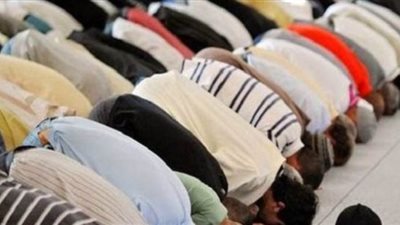 ما حكم المصافحة بعد السلام بين المصلين؟.. تعرف على رد الإفتاء