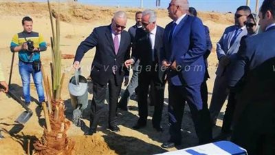 السفير الايطالي يغرس نخلة فى الوادي الجديد 