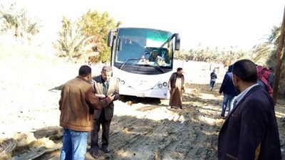 رفع أتوبيس سياحي يستقل ٤٨ راكبا بعد تعلقه بجوار جبل الموتى بسيوة