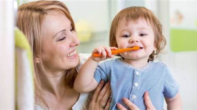 كيفية غسل أسنان طفلك بدءا من سن 4 شهور