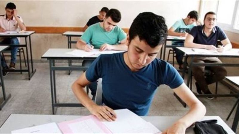 طلاب يؤدون الامتحانات