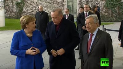 أردوغان لميركل: لحظة سأخلع المعطف |فيديو