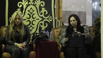 نجلة الفنانة ماجدة الصباحي تستقبل المعزيين بمسجد عمر مكرم | صور