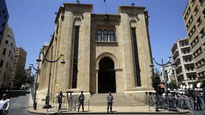 العشرات يرشقون قوات الأمن بالحجارة والمفرقعات أمام مدخل البرلمان اللبناني