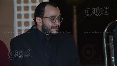 انهيار حسام داغر بالبكاء في عزاء والدته بمسجد الشرطة | صور