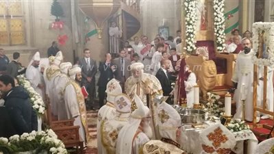 البابا تواضروس الثاني يبدأ صلاة اللقان وسط زغاريد من شعب الكنيسة المرقسية | صور