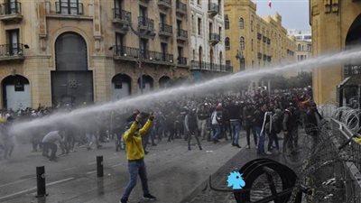 اشتباكات بين قوات الأمن ومحتجين بمحيط البرلمان اللبناني | صور