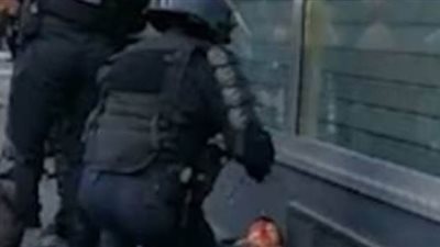 ضابط شرطة فرنسي يعتدي على متظاهر بطريقة مروعة | فيديو