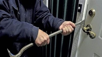 حبس شخصين لسرقتهما محتويات شقة في الشروق