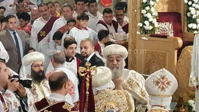 البابا تواضروس الثاني ينتهي من صلاة اللقان ويبارك الكهنة في الإسكندرية |صور