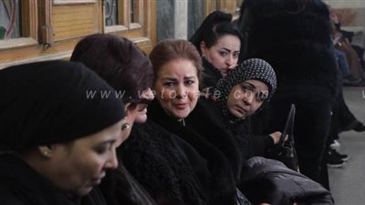 سمية الخشاب ودلال عبد العزيز وشهيرة في عزاء ماجدة الصباحي بعمر مكرم| صور