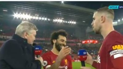 صلاح يمازح هيندرسون أثناء تقديمه لجائزة أفضل لاعب في مباراة مان يونايتد | فيديو