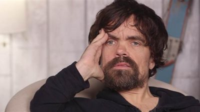 بيتر دينكليدج يفوز بجائزة أفضل ممثل في مسلسل درامي بحفل ممثلي الشاشة 