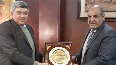 رئيس المصرية للمطارات يكرم رجل المهام الصعبة بمطار شرم الشيخ