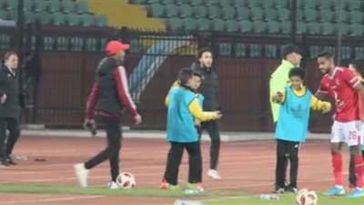 الأطفال يلتقطون السيلفي مع لاعبي الأهلي بعد مباراة المقاولون | فيديو