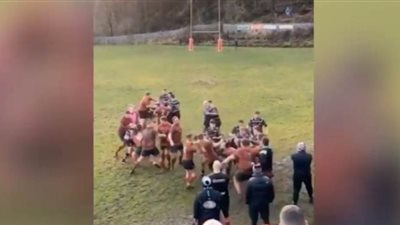 ديربي كرة رجبي يتحول إلى ساحة قتال في المملكة المتحدة | فيديو