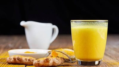 أبرزها آلام المفاصل.. تعرف على فوائد مشروب الكركم بالحليب