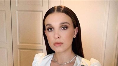 ميلي بوبي براون تختار الأبيض في حفل ممثلي الشاشة 