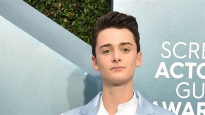 «نواه شناب» يخطف الأنظار بوسامته في حفل ممثلي الشاشة 