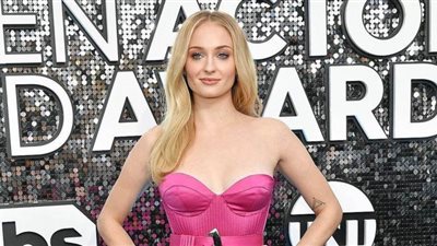 صوفي تيرنر تحبس الأنفاس في حفل جوائز ممثلي الشاشة 