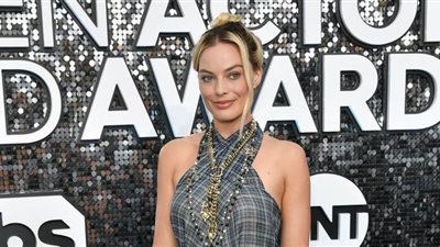 مارجوت روبي تختار إطلالة بسيطة في حفل ممثلي الشاشة 