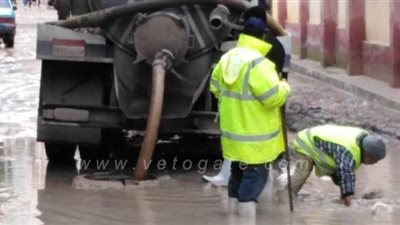 أحياء الإسكندرية تواصل رفع مياه الأمطار | صور