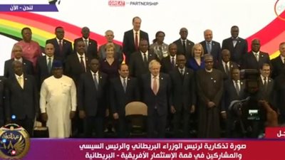 السيسي يلتقط صورة تذكارية مع رئيس وزراء بريطانيا وقادة قمة الاستثمار