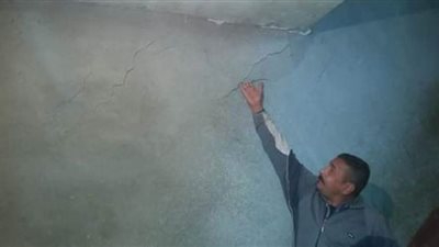 إخلاء 6 عقارات من السكان بعد تشققها.. وإجبار المتسبب على توفير سكن بديل بأسيوط | صور