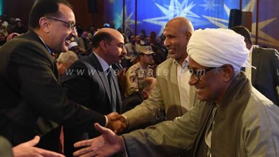 رئيس الوزراء يشهد صرف تعويضات أهالي النوبة المتضررين من إنشاء السد العالي | صور