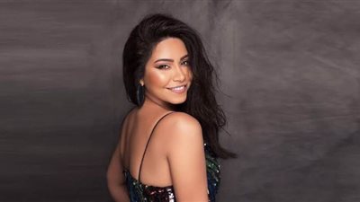 شيرين عبد الوهاب تغني على كرسي وتظهر بوزن زائد في حفل جدة | فيديو