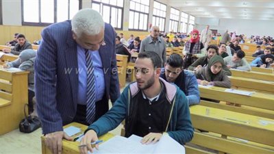 رئيس جامعة مدينة السادات يتفقد امتحانات كلية الحقوق